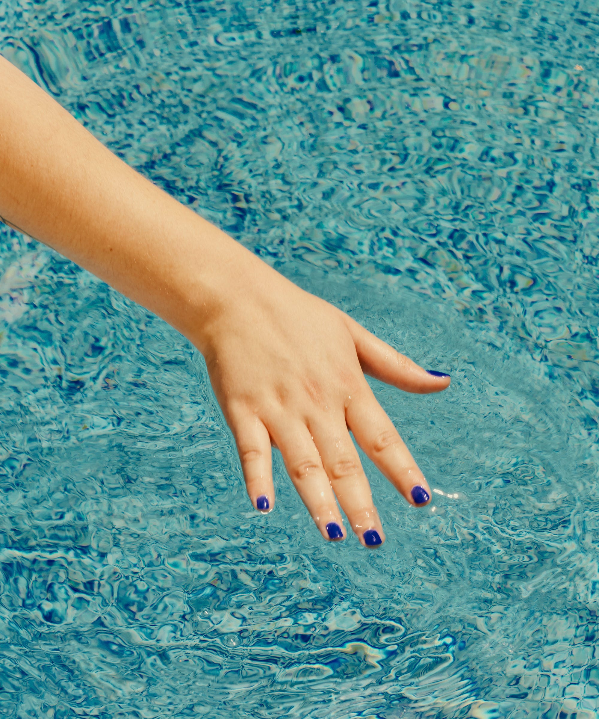 Hermes reccomend girl with fully clothes swims in lake.