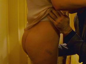 Natalie portman shows bare butt hotel